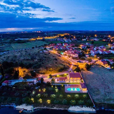 With 6 Bedrooms In With Private Pool And Wifi