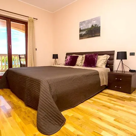 With 6 Bedrooms In With Private Pool And Wifi فيلة بومير