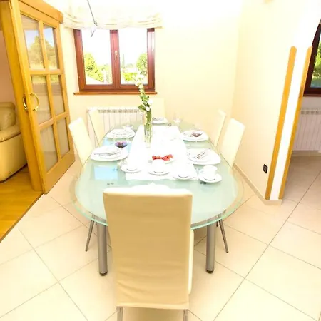 With 6 Bedrooms In With Private Pool And Wifi فيلة *
