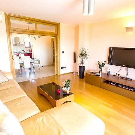With 6 Bedrooms In With Private Pool And Wifi فيلة *