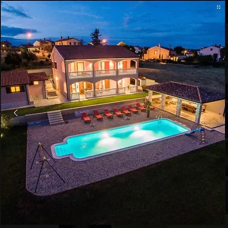 With 6 Bedrooms In With Private Pool And Wifi فيلة بومير