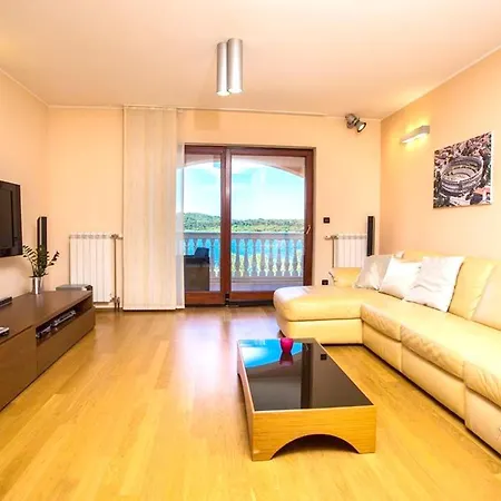 With 6 Bedrooms In With Private Pool And Wifi فيلة
