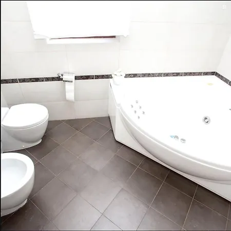 With 6 Bedrooms In With Private Pool And Wifi فيلة