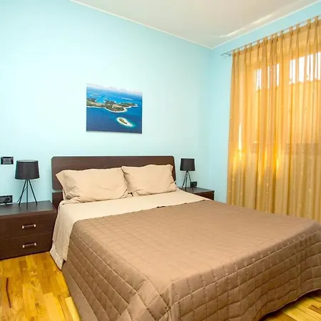 With 6 Bedrooms In With Private Pool And Wifi *