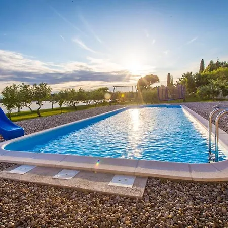فيلة With 6 Bedrooms In With Private Pool And Wifi بومير