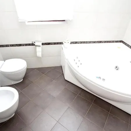 With 6 Bedrooms In With Private Pool And Wifi بومير
