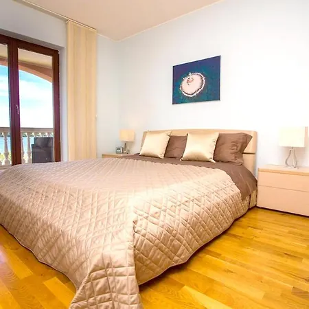 With 6 Bedrooms In With Private Pool And Wifi *