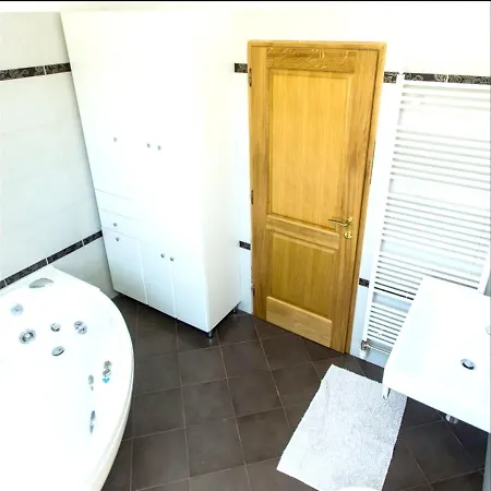 With 6 Bedrooms In With Private Pool And Wifi بومير