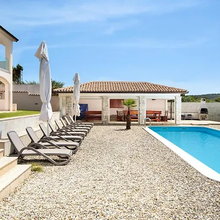 With 6 Bedrooms In With Private Pool And Wifi فيلة
