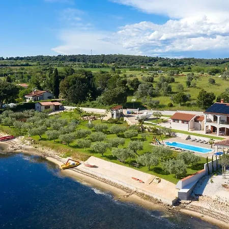 With 6 Bedrooms In With Private Pool And Wifi بومير