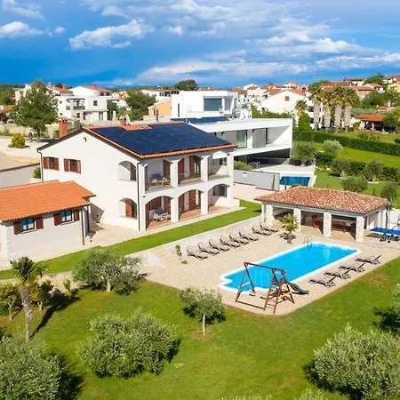 With 6 Bedrooms In With Private Pool And Wifi *